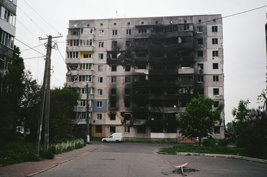 Heavily damaged apartment building in Borodyanka, Ukraine, showing extensive war‑related destruction with crumbled walls and broken windows Trumps ukraine news 